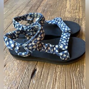 Universal Thread Slip-On Sandals Size 9